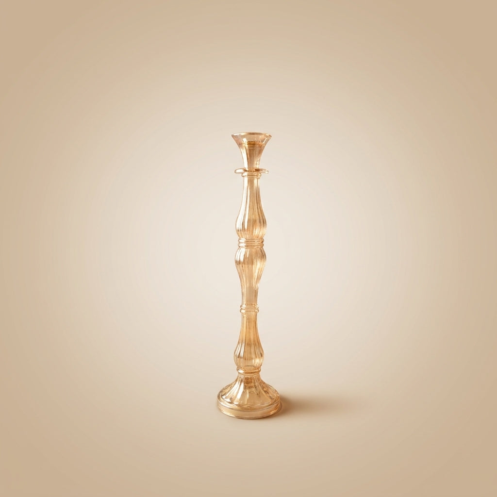 Aulica Candlestick Amber großes Modell, 41 cm, gerippter geschwungener Glasschaft mit trichterförmiger Kerzenaufnahme und rundem Standfuß, auf neutralem beigen Hintergrund