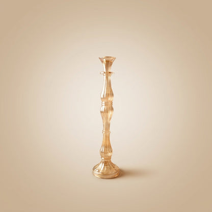 Aulica Candlestick Amber großes Modell, 41 cm, gerippter geschwungener Glasschaft mit trichterförmiger Kerzenaufnahme und rundem Standfuß, auf neutralem beigen Hintergrund