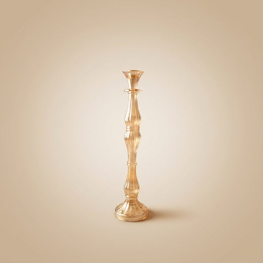 Aulica Candlestick Amber großes Modell, 41 cm, gerippter geschwungener Glasschaft mit trichterförmiger Kerzenaufnahme und rundem Standfuß, auf neutralem beigen Hintergrund