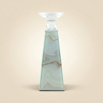 Eleganter Kerzenhalter in Pyramidenform mit Marmoroptik mit goldenen Akzenten, kristallklarem Facettenaufsatz und geschwungenem Teelichtschälchen aus Glas, freigestellt vor beigem Hintergrund.