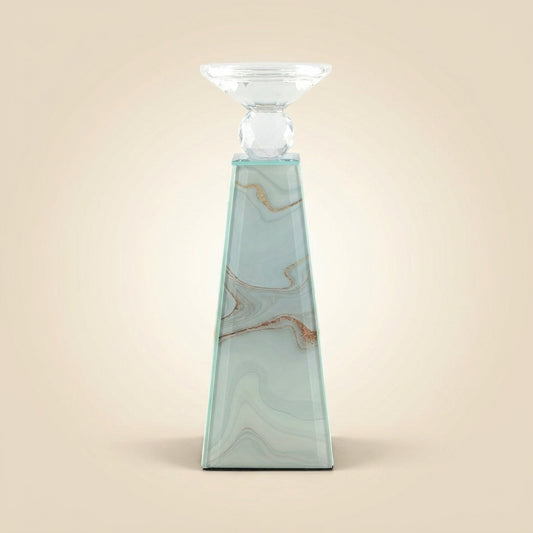 Eleganter Kerzenhalter in Pyramidenform mit Marmoroptik mit goldenen Akzenten, kristallklarem Facettenaufsatz und geschwungenem Teelichtschälchen aus Glas, freigestellt vor beigem Hintergrund.
