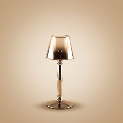 Aulica Kerzenhalter Lampenform Silber, polierter Metallschaft mit ausgestelltem Standfuß und irisierendem Rauchglas-Schirm, auf neutralem beigen Hintergrund