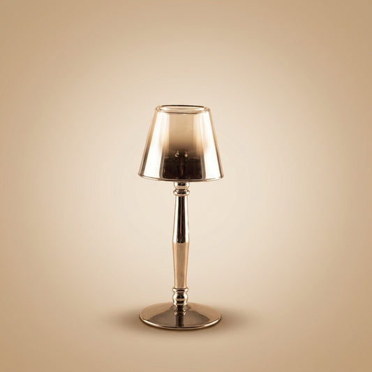 Aulica Kerzenhalter Lampenform Silber, polierter Metallschaft mit ausgestelltem Standfuß und irisierendem Rauchglas-Schirm, auf neutralem beigen Hintergrund