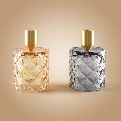 Aulica Diamond Kerzenhalter 2er-Set in Gelb und Lila, facettierter zylindrischer Glaskörper mit Messingaufsatz, auf neutralem beigen Hintergrund