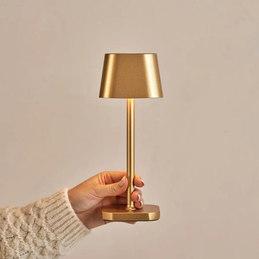 Ava kabellose Tischlampe in Gold