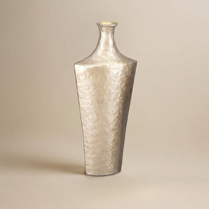 Freisteller einer beigen Vase aus Aluminium