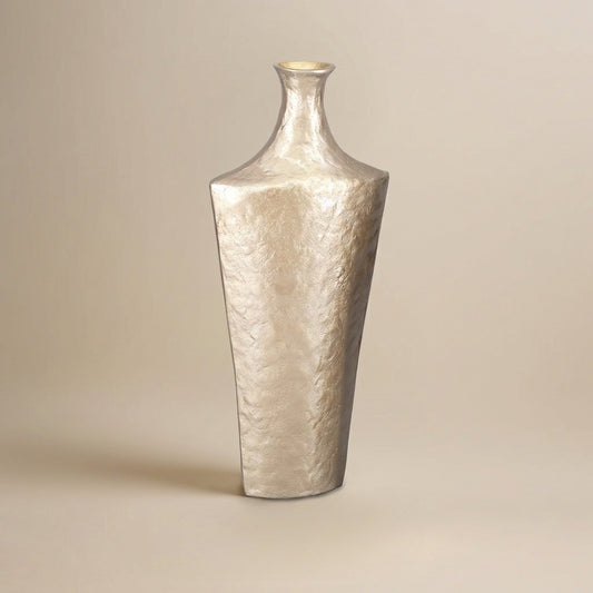 Freisteller einer beigen Vase aus Aluminium