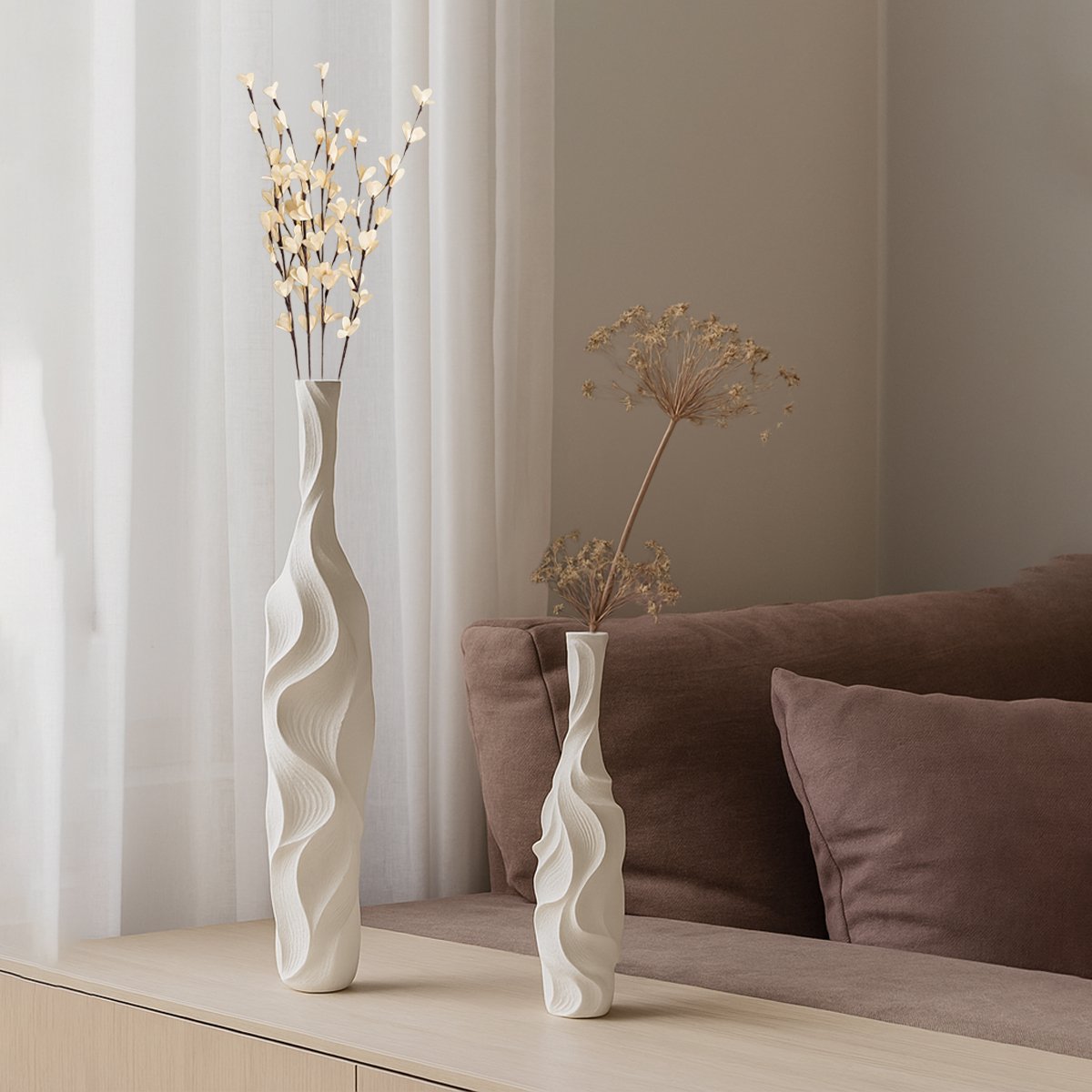Zwei weiße skulpturale Vasen aus Polyresin in dekorativer Anordnung eines Wohnbereichs
