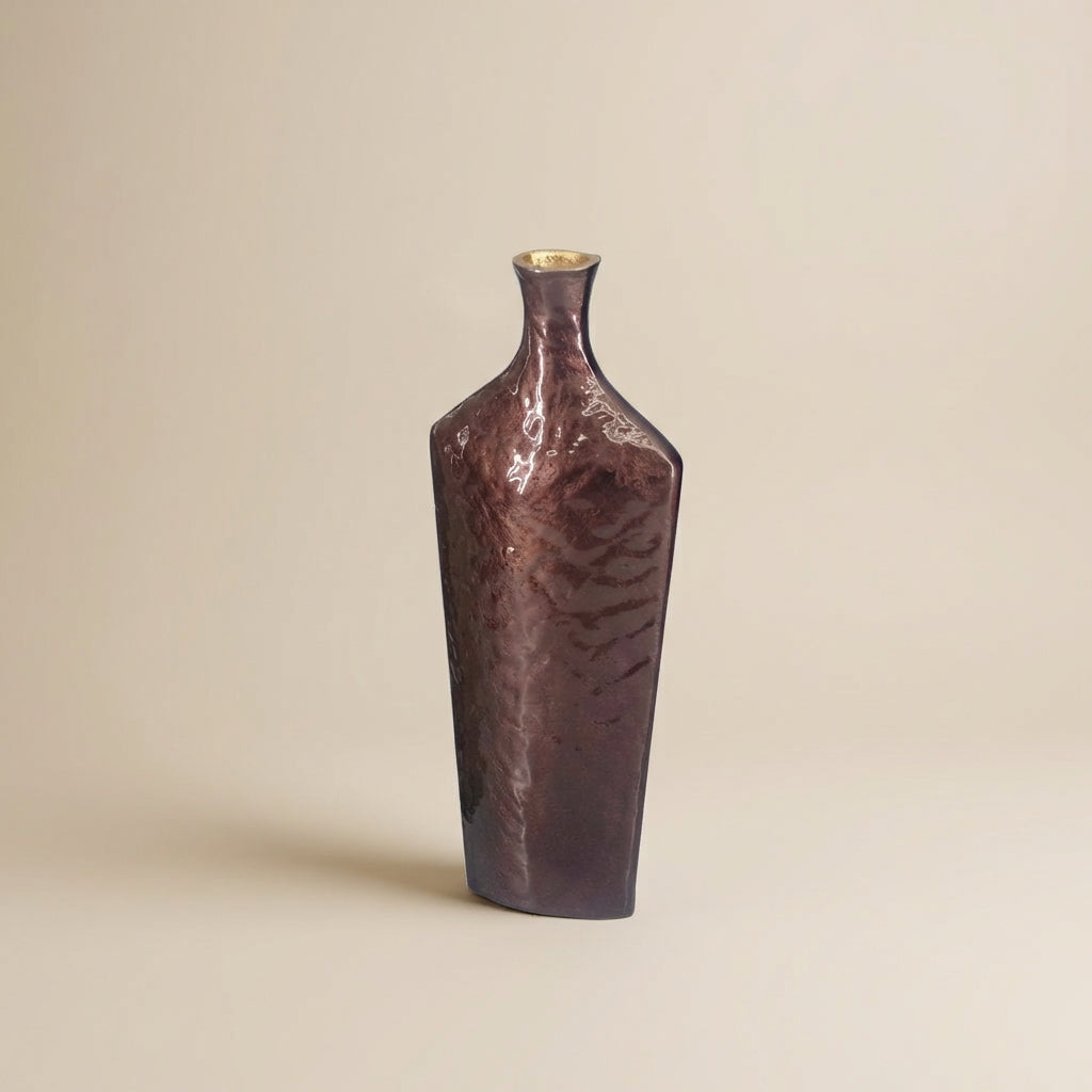 Freisteller einer braunen Vase aus Aluminium