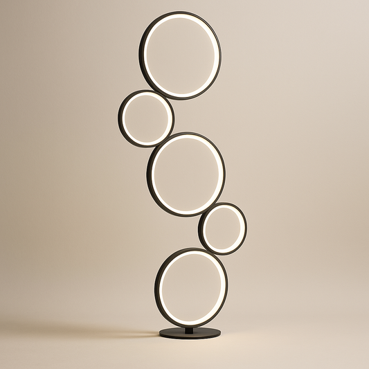 Skulpturale LED-Stehleuchte mit fünf ineinander verschlungenen leuchtenden Ringen in modernem Design, freigestellt auf weißem Hintergrund.