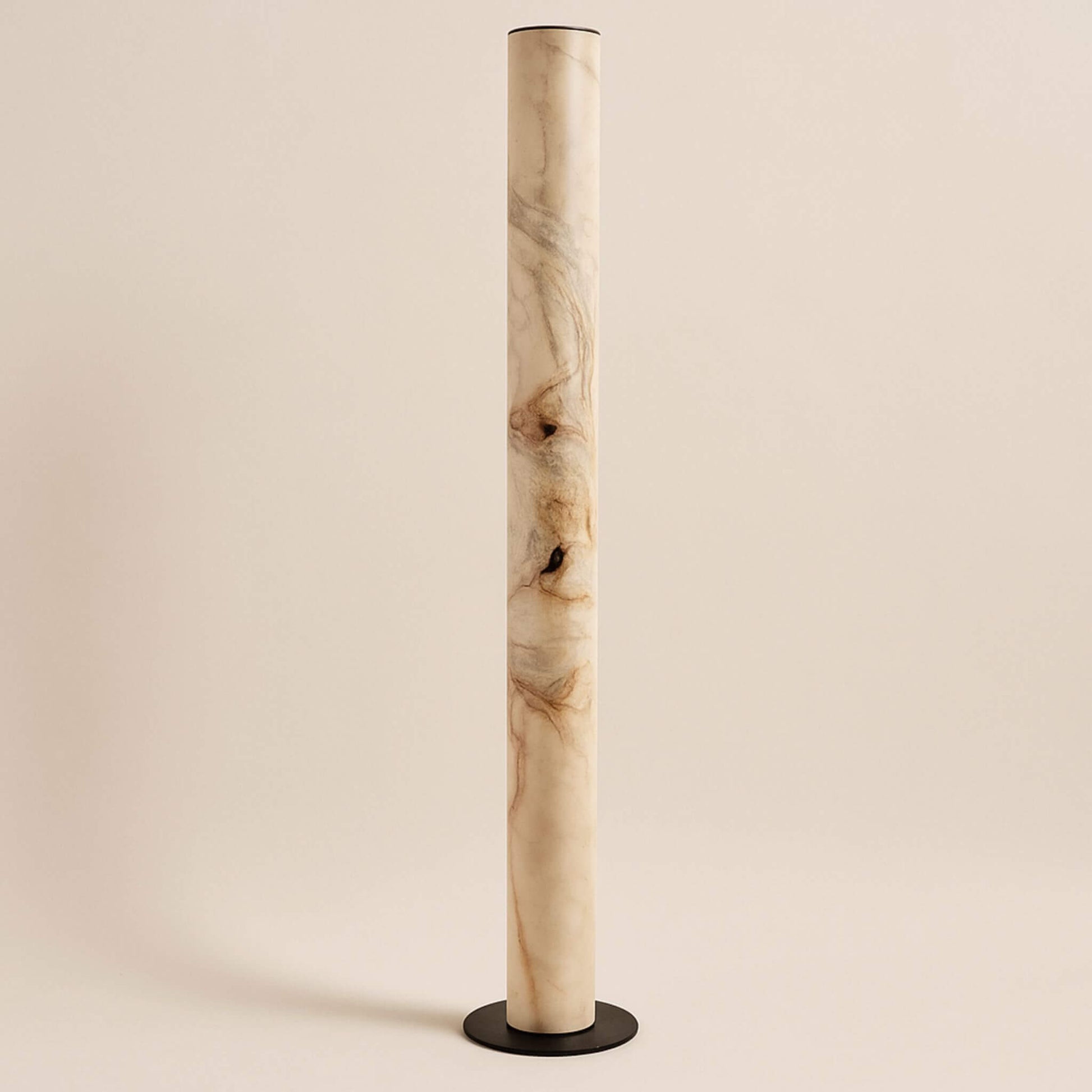 Freigestelltes Produktbild der „Columna Stehlampe“ aus Stein in Weißperle mit schwarzem runden Standfuß.