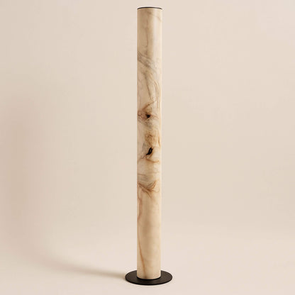 Freigestelltes Produktbild der „Columna Stehlampe“ aus Stein in Weißperle mit schwarzem runden Standfuß.