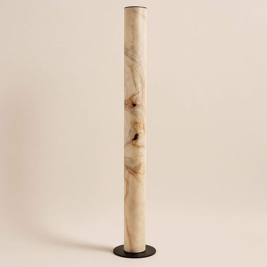 Freigestelltes Produktbild der „Columna Stehlampe“ aus Stein in Weißperle mit schwarzem runden Standfuß.