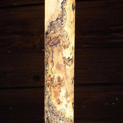 Nahaufnahme der Steinoberfläche der leuchtenden „Columna Stehlampe“ in Weißperle mit natürlicher Maserung.