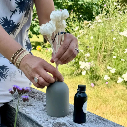 Dekorativer Duftspender – Keramikvase & Blume FIDJI