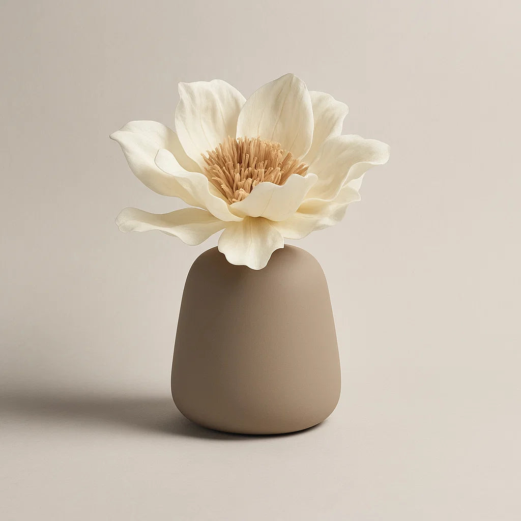 Dekorativer Blumenduftspender in Keramikvase, ideal für Raumdüfte.