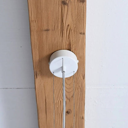 Detailaufnahme der weißen Deckenhalterung der Pendelleuchte Discus 55 aus Olivesche mit Aufhängung und Kabeln.