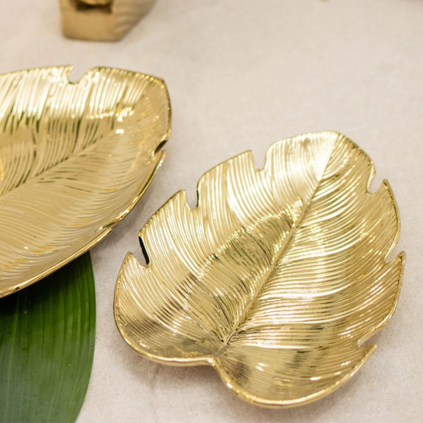 Goldene Dekoschale Tropenblatt 26 cm