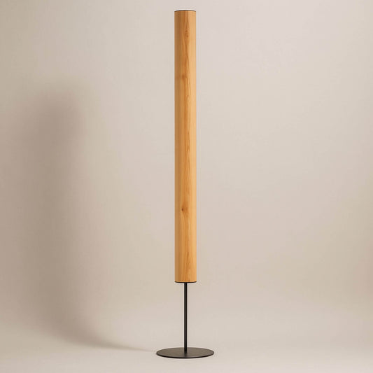 Minimalistische Gracia Stehlampe aus Eiche auf schwarzem Metallfuß, freistehend vor hellem Hintergrund.