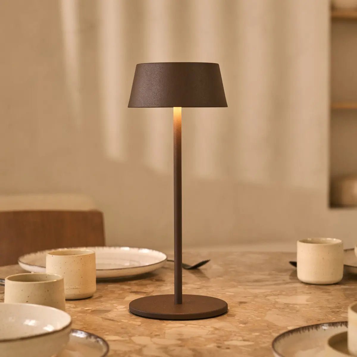 Hugo kabellose Tischlampe in Mokkabraun