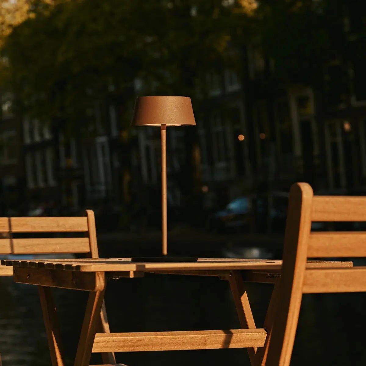 Hugo kabellose Tischlampe in Mokkabraun