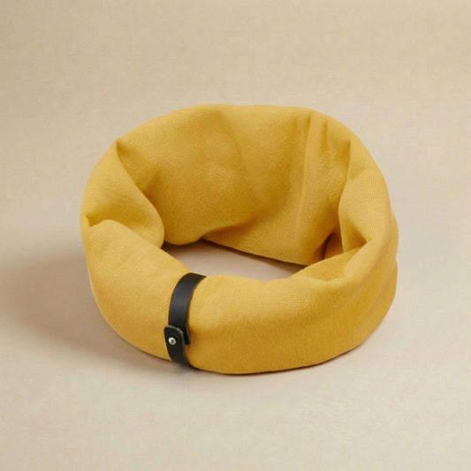 Gelbes Hundehalstuch aus Stoff mit braunem Lederband, freigestellt