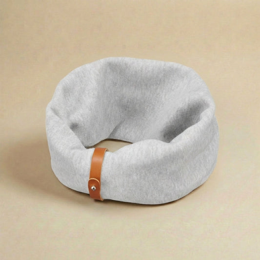 Hellgraues Hundehalstuch aus Stoff mit braunem Lederband, freigestellt