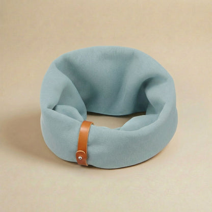 Hellblaues Hundehalstuch aus weichem Stoff mit Lederdetail, freigestellt vor neutralem Hintergrund.