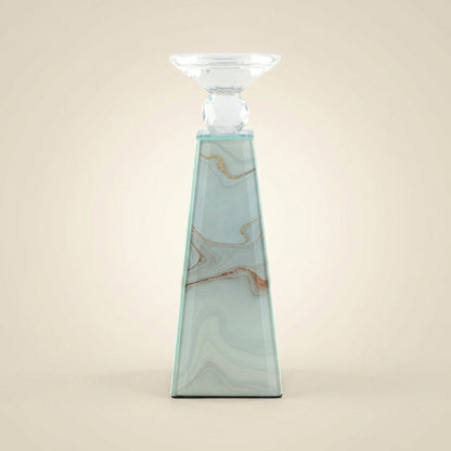 Eleganter Kerzenhalter in Pyramidenform mit Marmoroptik mit goldenen Akzenten, kristallklarem Facettenaufsatz und geschwungenem Teelichtschälchen aus Glas, freigestellt vor beigem Hintergrund.