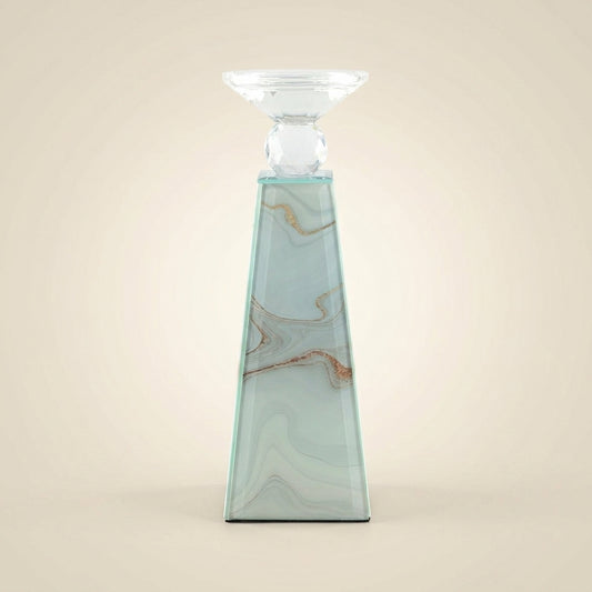 Eleganter Kerzenhalter in Pyramidenform mit Marmoroptik mit goldenen Akzenten, kristallklarem Facettenaufsatz und geschwungenem Teelichtschälchen aus Glas, freigestellt vor beigem Hintergrund.