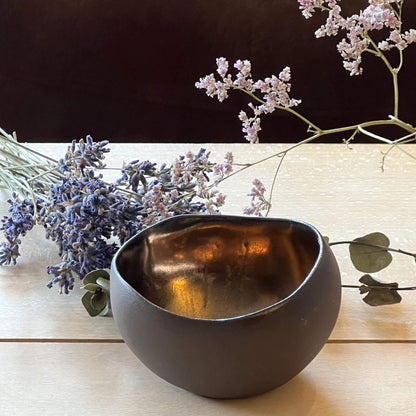 Kerzenständer mit Lavendel auf hellem Tisch