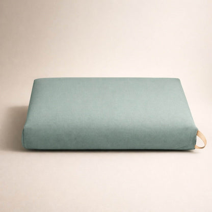 Rechteckiges Hundekissen in Soft Teal mit Stoffbezug vor hellem Hintergrund.