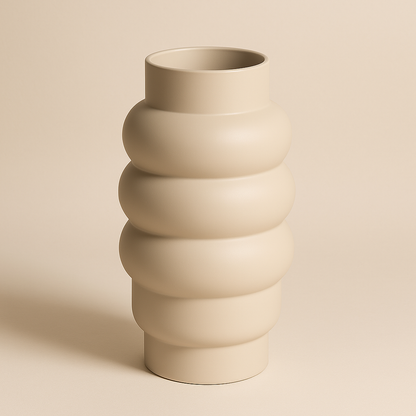 Hohe, off-white Vase mit markanter Spiralform auf hellem Hintergrund.