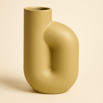 Cremefarbene Vase mit geschwungener, seitlich gebogener Form auf hellem Hintergrund.