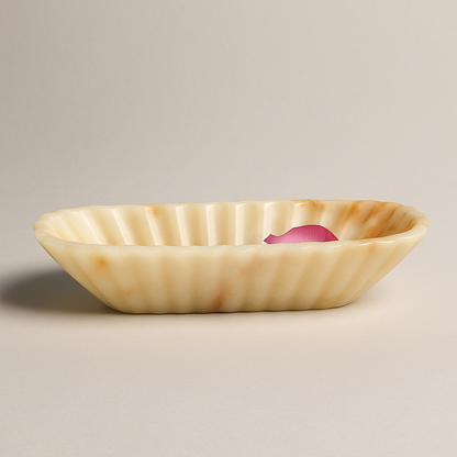 Ovale Onyx-Schale mit sanften braunen Adern auf hellem Hintergrund, seitlich aufgenommen.