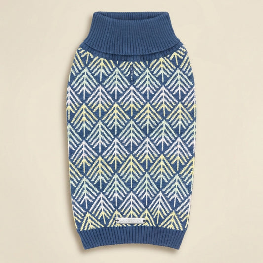 Freigestellter Hundepullover blau gemustert aus Strick, warmer Winterpullover für Hunde