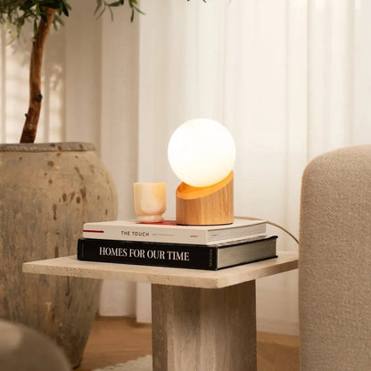 Quin Tischlampe aus Holz mit Milchglas
