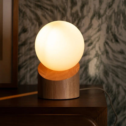 Quin Tischlampe aus Holz mit Milchglas