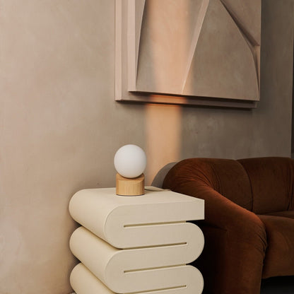 Quin Tischlampe aus Holz mit Milchglas