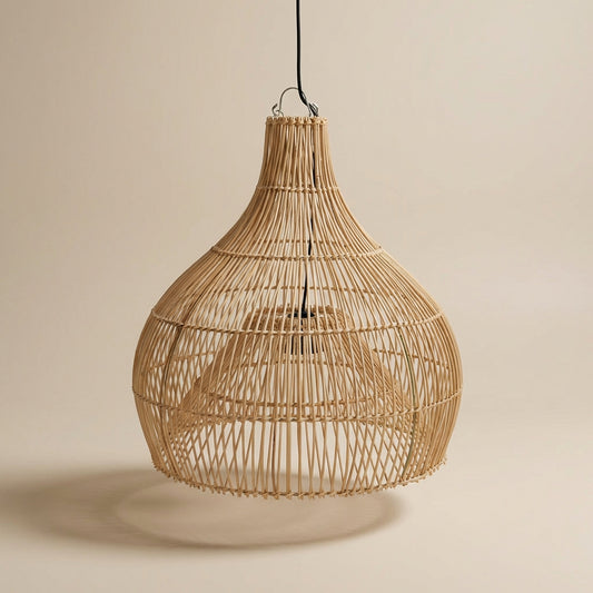 Einzelner Rattan-Lampenschirm Alam als Pendelleuchte vor neutralem Hintergrund.