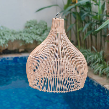 Hängender Rattan-Lampenschirm Alam über einem Pool, Bambus im Hintergrund