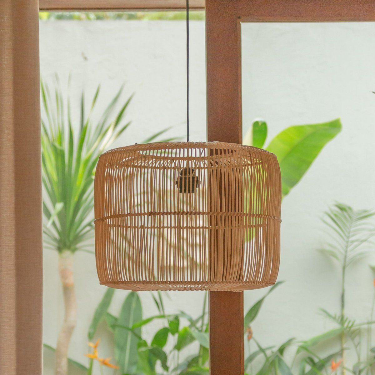 Lampenschirm Liku aus natürlichem Rattan am Fenster