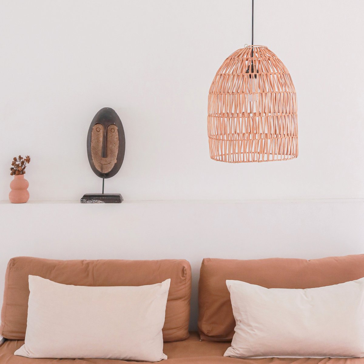 Natürlicher Rattan Lampenschirm Maluka als Hängeleuchte im Boho Wohnraum