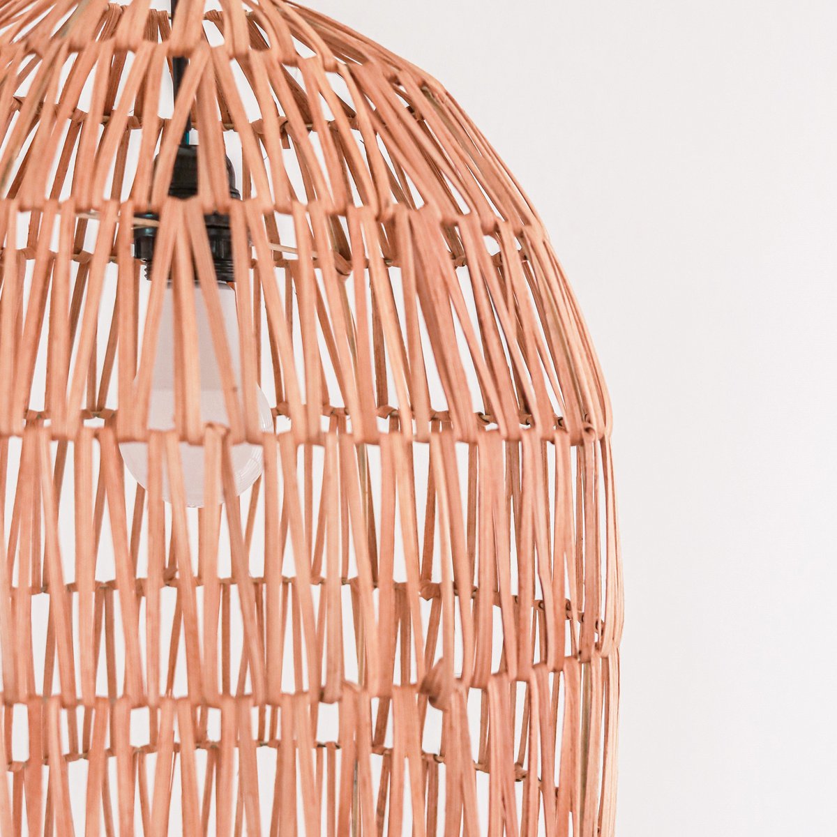 Detailansicht Lampenschirm Maluka aus handgeflochtenem Rattan mit feiner Flechtstruktur