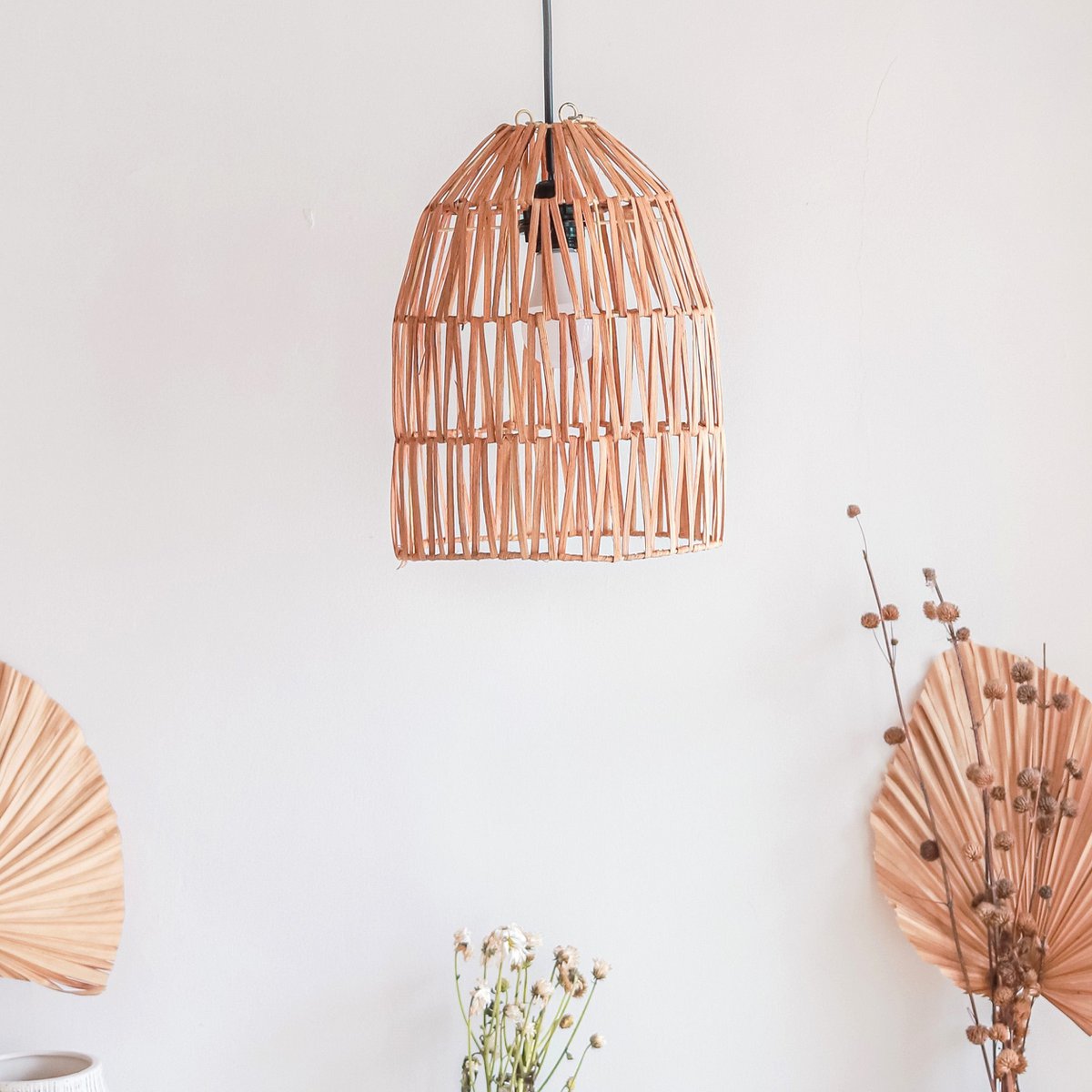 Rattan Lampenschirm Maluka hängend mit sichtbarem Leuchtmittel 