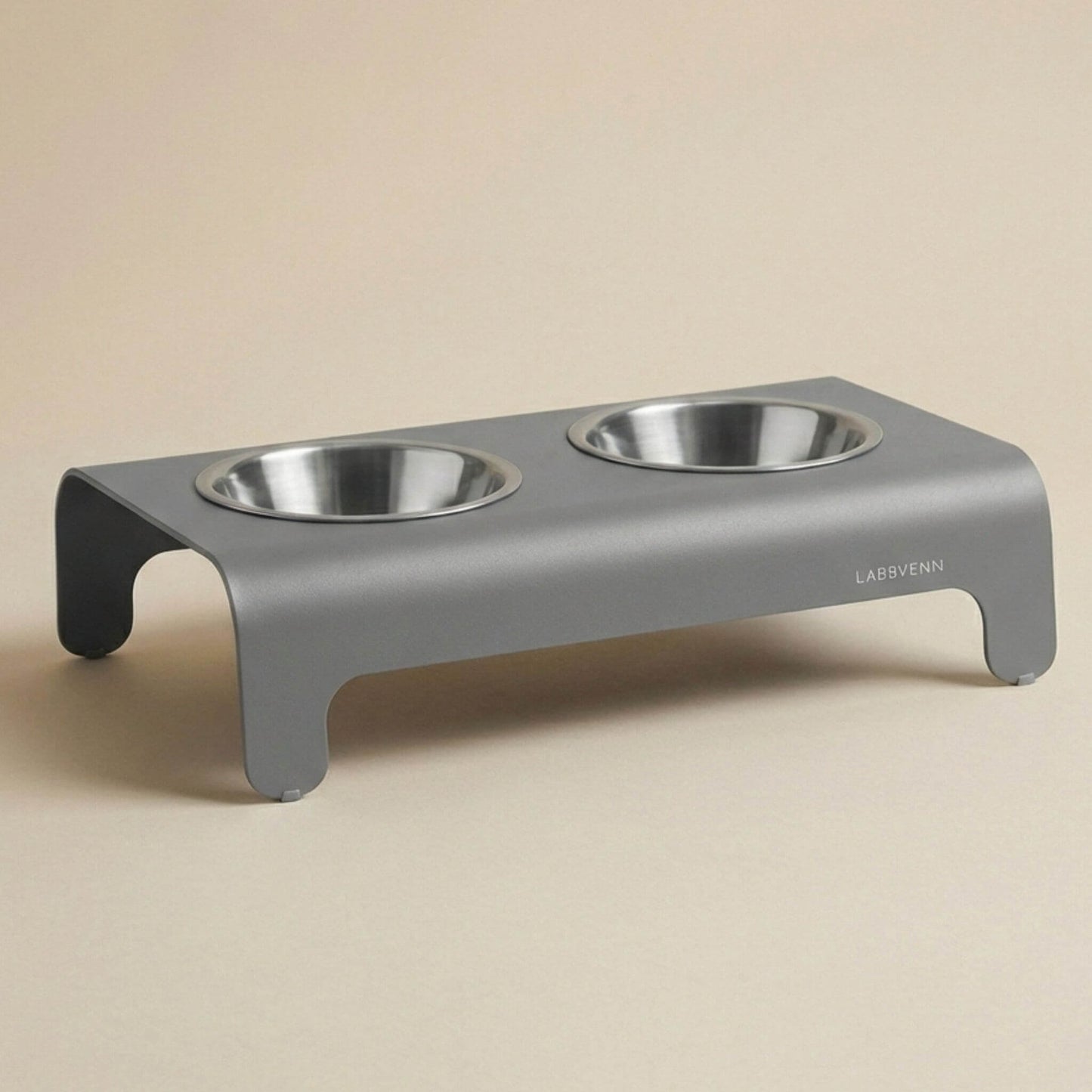 Erhöhter Futternapf mit zwei Edelstahlschalen in minimalistischem Design