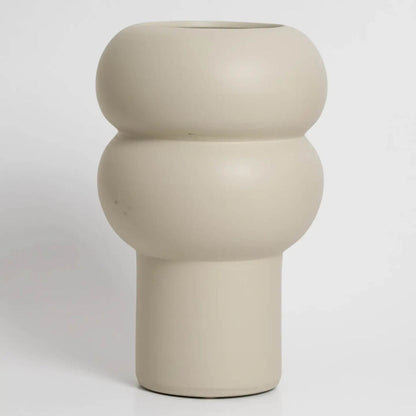 Große, Off-White Vase mit markanter runder Wellenform.