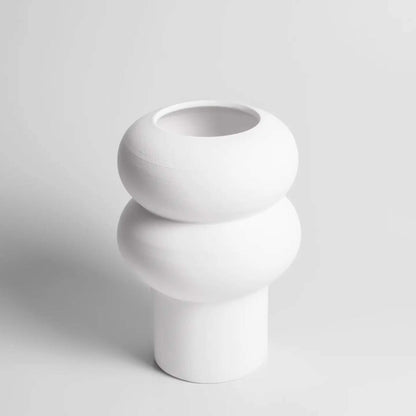 Große, weiße Vase mit markanter runder Wellenform.