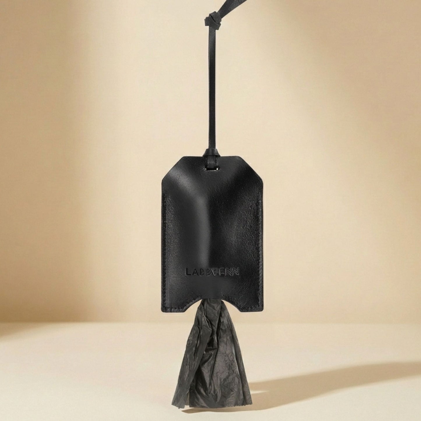 Eleganter Kotbeutelspender Saku für Hunde aus schwarzem Leder, hängend mit Kotbeutel, minimalistisches Design