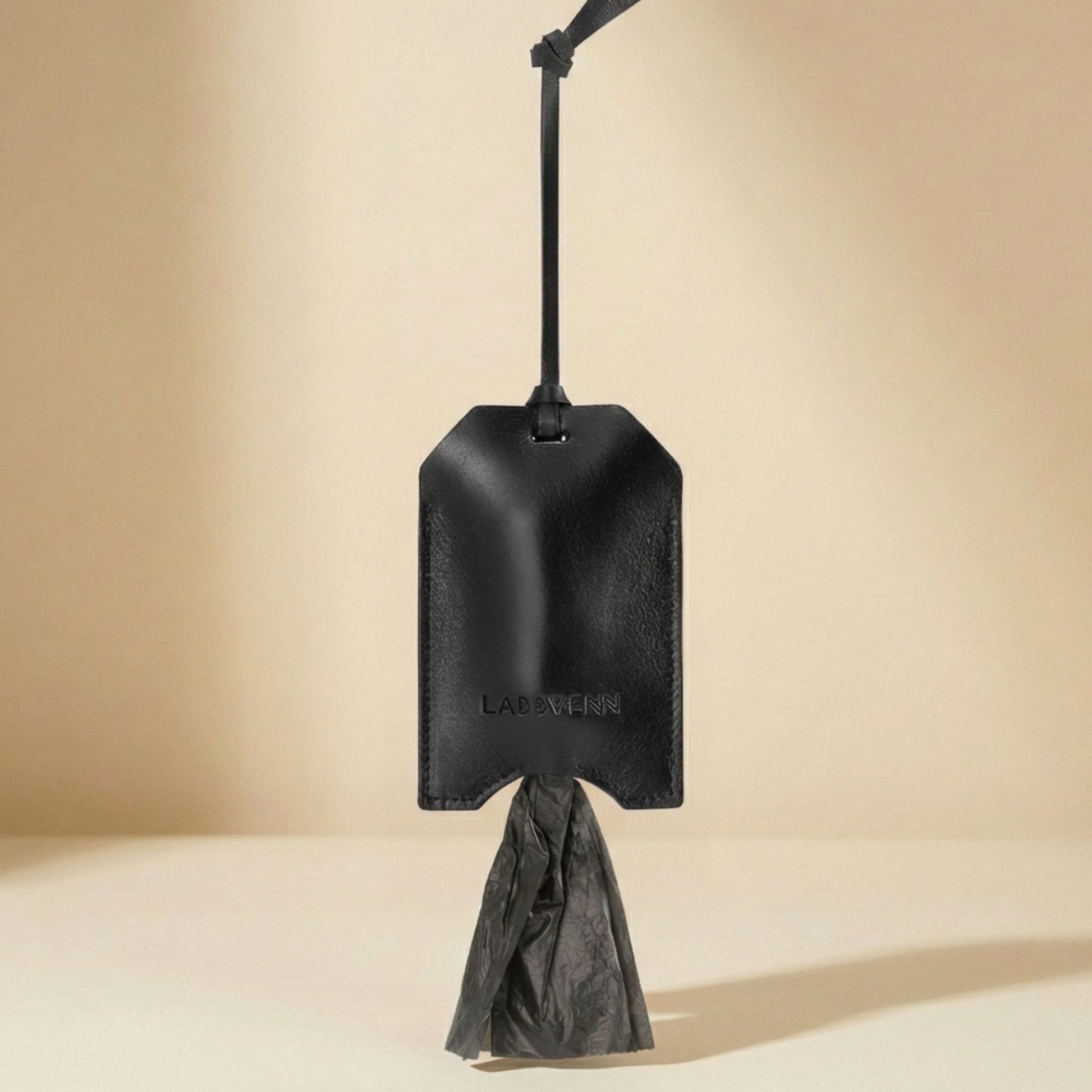Eleganter Kotbeutelspender Saku für Hunde aus schwarzem Leder, hängend mit Kotbeutel, minimalistisches Design